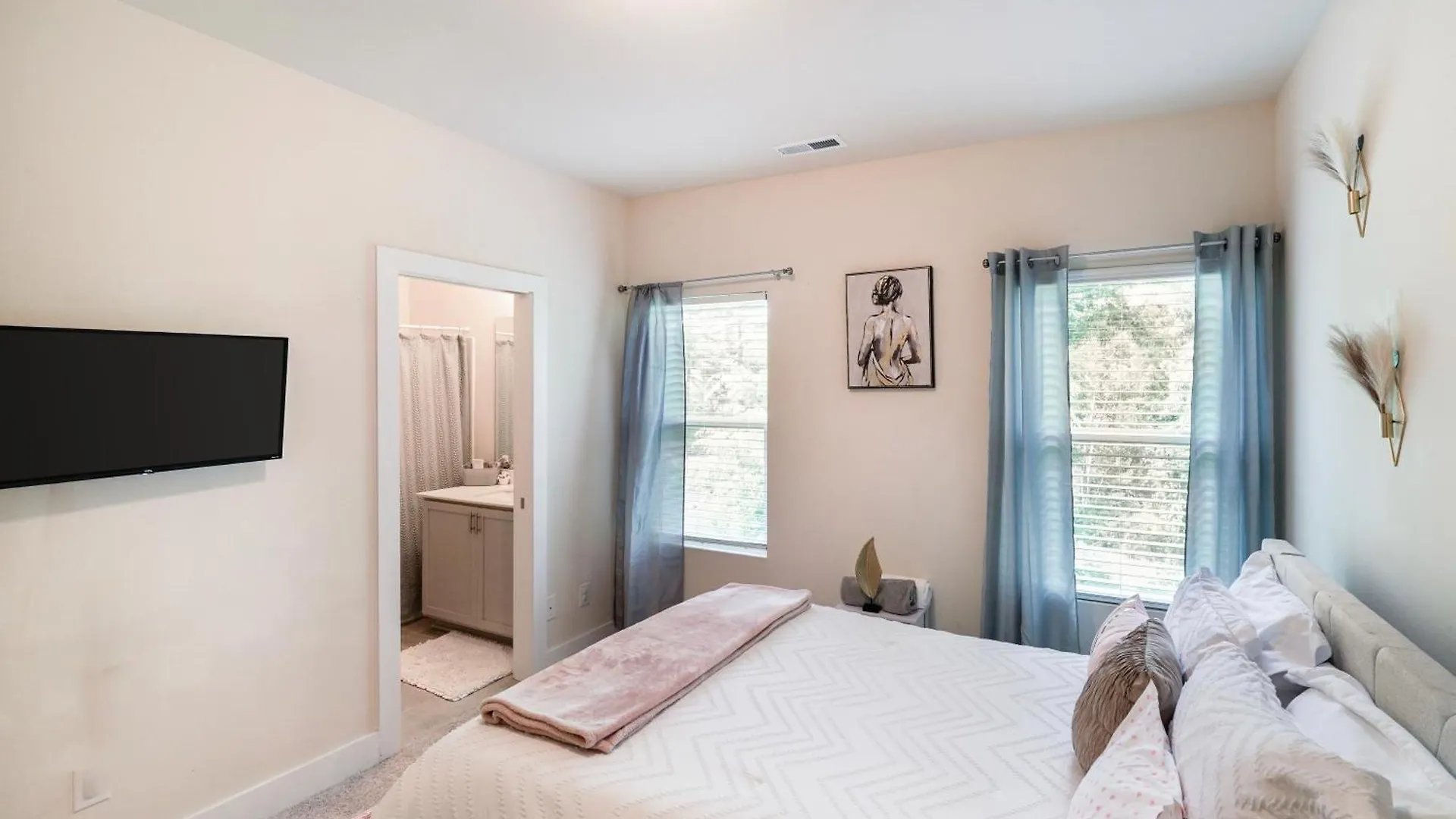 Elegant 3Br Home Family & Business Friendly Near Downtown With Free Parking, Wfh, & Wi-Fi Charlotte Vakantiehuis